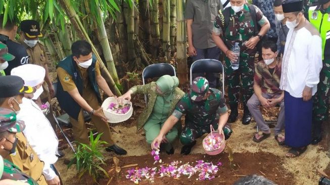 Datangi Makam Korban Tabrak Lari 3 Prajurit TNI di Nagreg, KSAD Dudung Bilang Begini