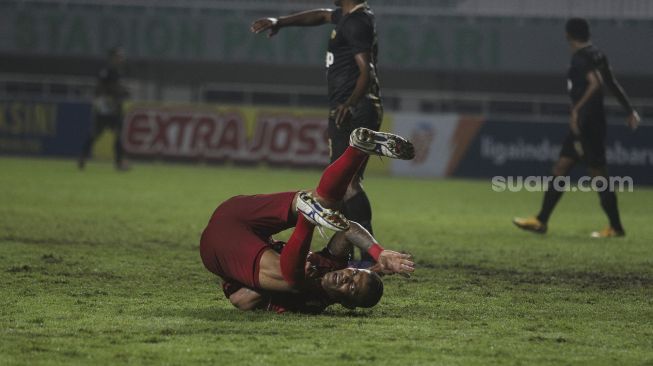 Penyerang Persis Solo Alberto Goncalves bereaksi selama pertandingan semifinal Liga 2 antara Martapura Dewa United melawan Persis Solo di Stadion Pakansari, Bogor, Jawa Barat, Senin (27/12/2021). [Suara.com/Angga Budhiyanto]