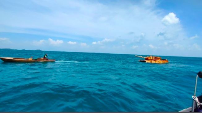 Benda mirip tank ditemukan mengapung di perairan Bintan, Kepri, Senin (27/12/2021). ANTARA/HO-Nelayan Bintan