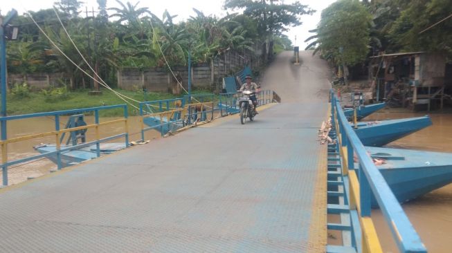 Raup Omset Puluhan Juta Per Hari, Jembatan Perahu Tongkang Karawang Jadi Viral