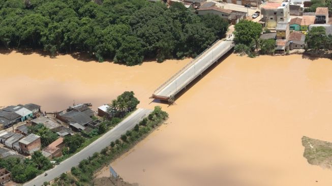 Banjir di Brasil memutus akses jalan dan jembatan di negara bagian Bahia. (foto: AFP)