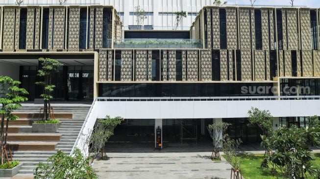 Suasana proyek pemugaran Gedung Sarinah di Jalan M.H Thamrin, Jakarta Pusat, Senin (27/12/2021). [Suara.com/Alfian Winanto]