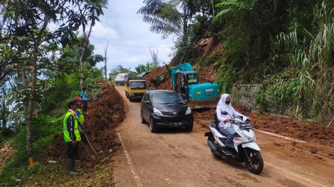 Akses Cianjur Selatan-Bandung Sudah Bisa Dilalui, Material Longsor Disingkirkan