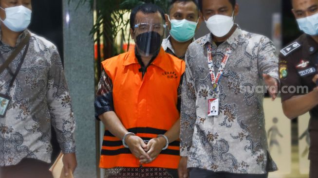 Tersangka Fungsional Pemeriksaan Pajak pada Kanwil DJP Jawa Barat II, Alfred Simanjuntak usai menjalani pemeriksaan di Gedung KPK, Jakarta Selatan, Senin (27/12/2021). [Suara.com/Alfian Winanto]