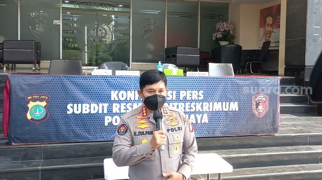 Kabid Humas Polda Metro Jaya Kombes Endra Zulpan memberikan keterangan pers di Mapolda Metro Jaya, Jakarta, Senin (27/12/2021). [Suara.com/Muhammad Yasir]