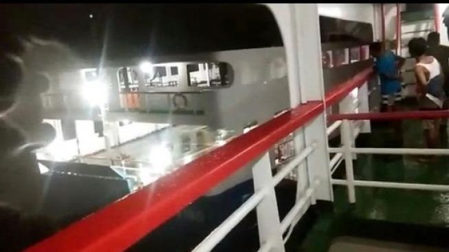 Cuaca Ekstrem KMP Salvino Tubruk KMP Raputra di Pelabuhan Merak