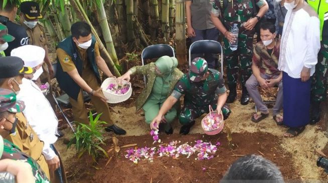 KASAD Jenderal Dudung Datangi Rumah Dua Sejoli Korban Tabrakan di Ngreg