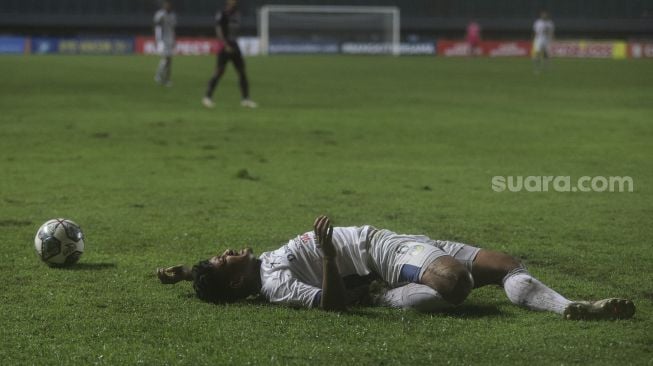 Gelandang PSIM Yogyakarta Ahmad Subagja terjatuh selama pertandingan semifinal Liga 2 antara RANS Cilegon FC melawan PSIM Yogyakarta di Stadion Pakansari, Bogor, Jawa Barat, Senin (27/12/2021). [Suara.com/Angga Budhiyanto]