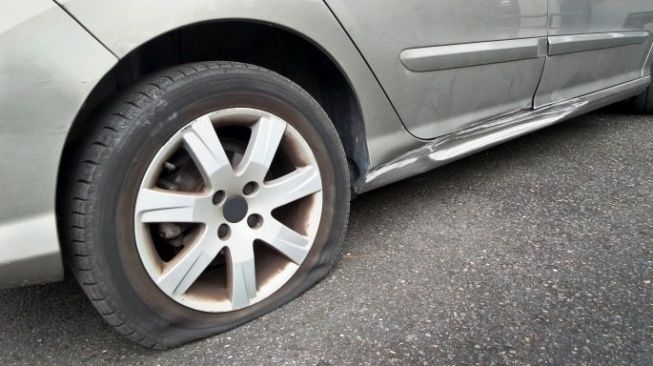 9 Penyebab Ban Mobil Pecah dan Cara Mengatasinya, Simak!