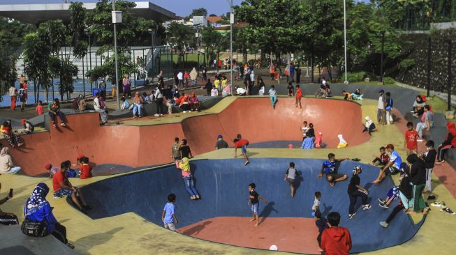 Sejumlah warga melakukan aktivitas di Alun-Alun Kota Depok, Depok, Jawa Barat, Minggu (26/12/2021). ANTARA FOTO/Asprilla Dwi Adha