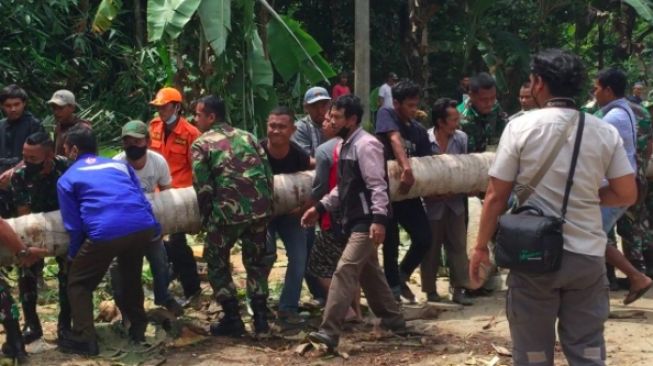 Jembatan Way Gebang Putus, Warga Gotong Royong Bangun Jembatan Darurat