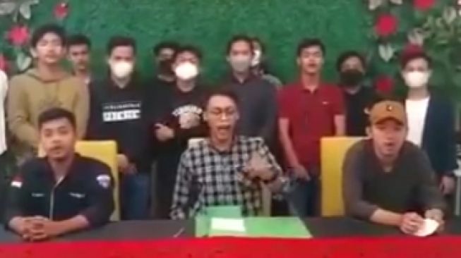 Belasan mahasiswa yang tergabung dalam BEM Nusantara Banten memberi pernyataan sikap. [IST]