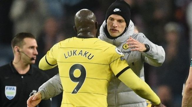 Manajer Chelsea Thomas Tuchel (kanan) memeluk striker Romelu Lukaku (kiri) usai pertandingan sepak bola Liga Premier Inggris antara Aston Villa dan Chelsea di Villa Park di Birmingham, Inggris pada 26 Desember 2021. Oli SCARFF / AFP