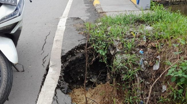 Sisi Jembatan Penghubung Dua Kelurahan di Jalan Tembus Mantuil Terancam