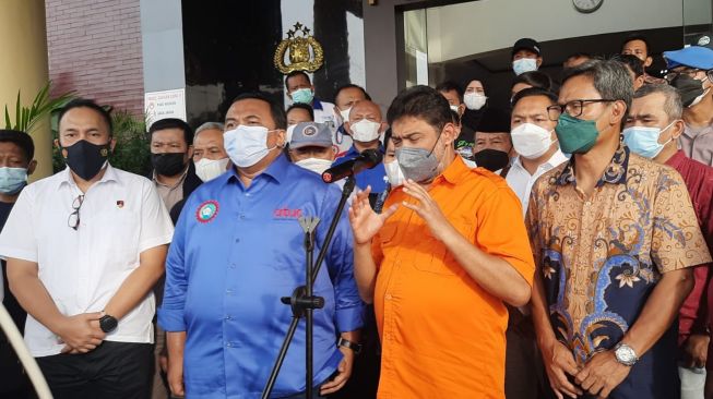 Presiden KSPI, Said Iqbal (Baju Orange) dan Presiden KSPSI, Andi Gani (Baju Biru) mendatangi Polda Banten, Selasa (28/12/2021). [Suara.com/Firasat Nikmatullah]