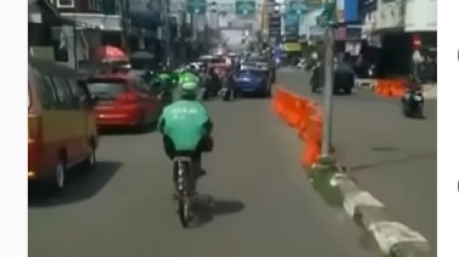 Pesepeda beratribut ojol rela membelah jalan demi beri akses ambulans (Instagram)