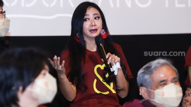 Aktris Asri Pramawati atau Asri Welas saat jumpa pers film Cinta Pertama, Kedua dan Ketiga di Kuningan, Jakarta Selatan, Selasa (28/12/2021). [Suara.com/Alfian Winanto]