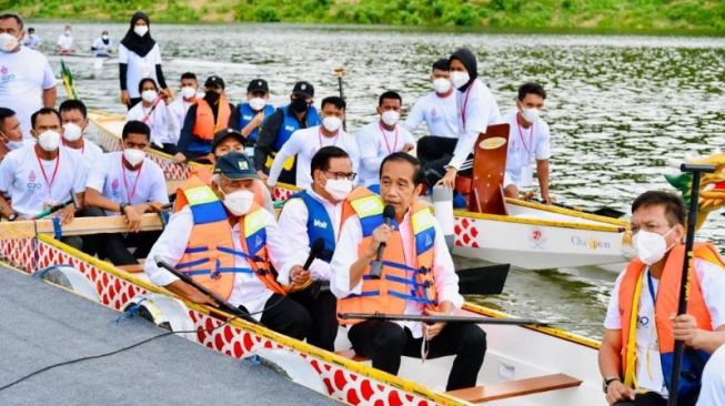 Naik Perahu Naga, Presiden Jokowi Resmikan Bendungan Ladongi di Kolaka Timur