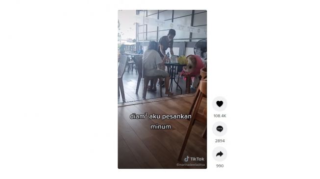 Badut istirahat kecapean diam-diam diberikan air minum. [TikTok]