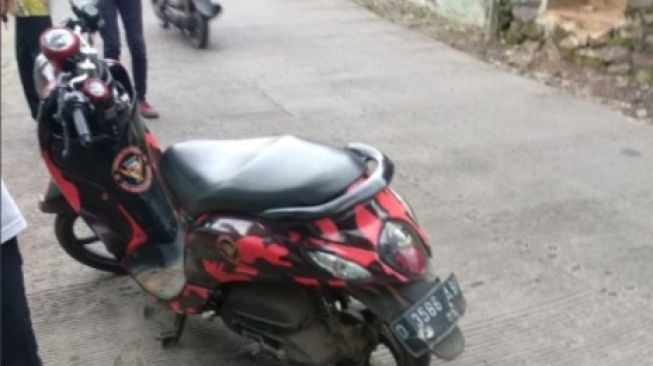 Motor pengeroyok dikira ormas (twitter.com/PolJokesID)