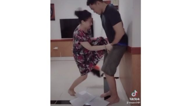 Aksi kocak suami istri parodikan adegan di serial Layangan Putus (Tiktok)