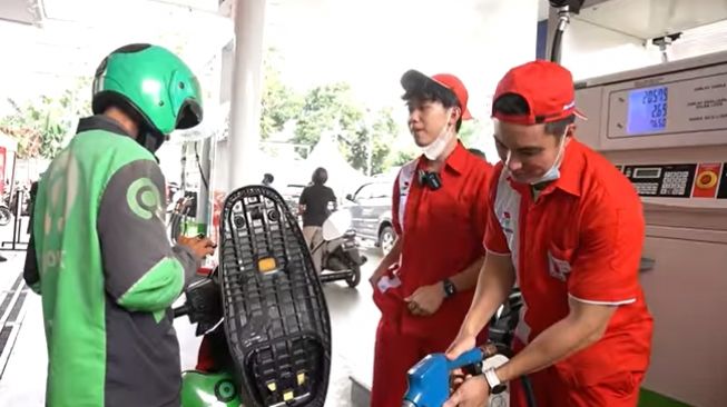 Baim Wong dan Willie Salim borong SPBU dan bagikan bensin ke ratusan pemotor (Youtube)