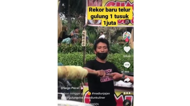 Telur gulung raksasa seharga Rp 1 juta (Tiktok)