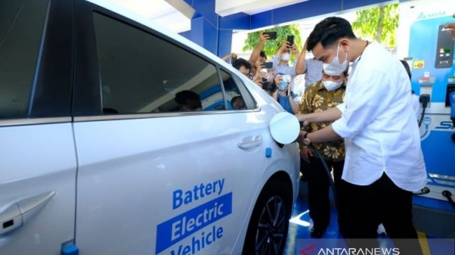 Wali Kota Surakarta Gibran Rakabuming Raka saat mengisi kendaraan listrik di Solo, Selasa (28/12/2021) [ANTARA/Aris Wasita]