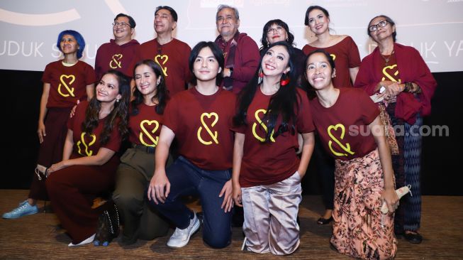 Para kru dan pemain Film Cinta Pertama, Kedua dan Ketiga usai jumpa pers di Kuningan, Jakarta Selatan, Selasa (28/12/2021). [Suara.com/Alfian Winanto]