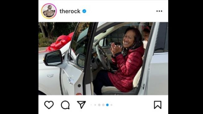 Ibunda Dwayne Johnson usai menangis langsung mencoba mobil baru pemberian anaknya [Instagram: The Rock].