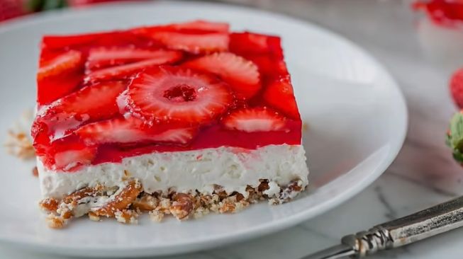 Resep Strawberry Pretzel Salad, Dessert Sehat yang Tampilannya Cantik Banget