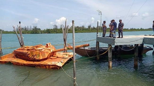 Nelayan Bintan Sempat Panik Temukan Tank Misterius Sudah Berkarat Mengapung