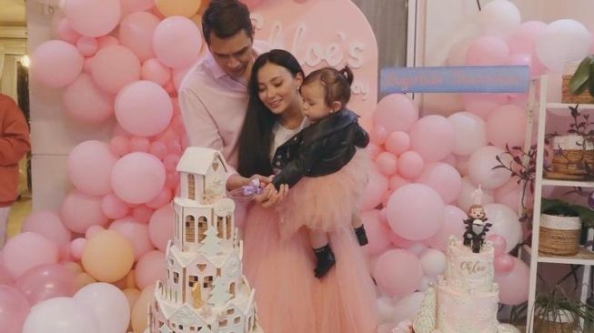 Putri Asmirandah dan Jonas Rivanno, Baby Chloe berulang tahun yang pertama yang jatuh tepat di Hari Natal, 25 Desember 2021. [Instagram]