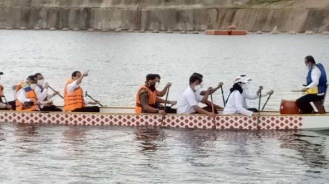 Presiden Jokowi Naik Perahu Naga, Berkeliling Melihat Kondisi Bendungan Ladongi