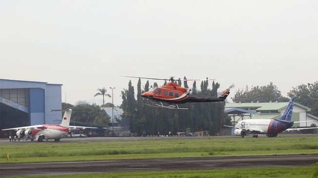 Sebuah helikopter bersiap lepas landas di Bandara Pondok Cabe, Pamulang, Tangerang Selatan, Banten, Selasa (28/12/2021). [ANTARA FOTO/Muhammad Iqbal]