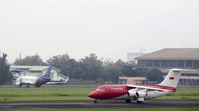 Sebuah pesawat melintas di landasan pacu Bandara Pondok Cabe, Pamulang, Tangerang Selatan, Banten, Selasa (28/12/2021). [ANTARA FOTO/Muhammad Iqbal]