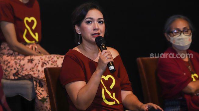 Aktris Ira Wibowo saat jumpa pers film Cinta Pertama, Kedua dan Ketiga di Kuningan, Jakarta Selatan, Selasa (28/12/2021). [Suara.com/Alfian Winanto]