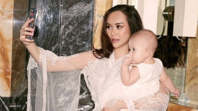 Artis lahirkan bayi prematur. (Instagram/@aurakasih)