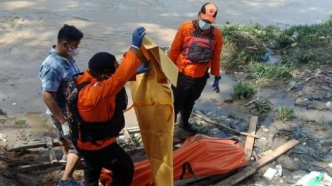 Jasad Pria Asal Bogor Ditemukan Hanyut di Kali Bekasi