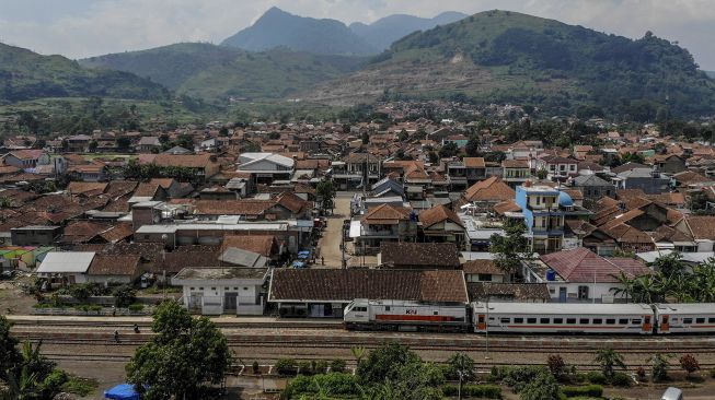 Foto udara kereta api melintasi Stasiun Nagreg, Kabupaten Bandung, Jawa Barat, Senin (27/12/2021). [ANTARA FOTO/Raisan Al Farisi]