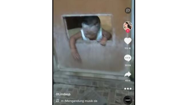 Aksi bocah bobol pintu kamar mandi (tiktok)