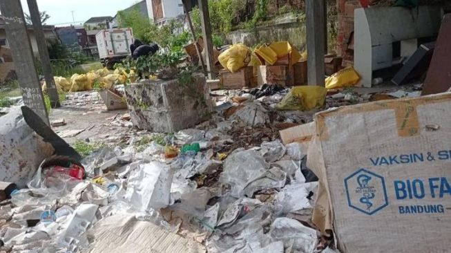 Penemuan limbah medis, kondom dan jarum suntik yang menumpuk dan berserakan dekat gedung Sekolah Luara Biasa (SLB) Negeri 2 Mataram Nusa Tenggara Barat pada Rabu (22/12/2021). [Foto : Istimewa/beritabali.com]