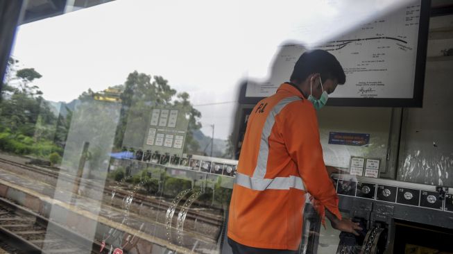 Petugas membersihkan sistem persinyalan mekanik di Stasiun Nagreg, Kabupaten Bandung, Jawa Barat, Senin (27/12/2021). [ANTARA FOTO/Raisan Al Farisi]