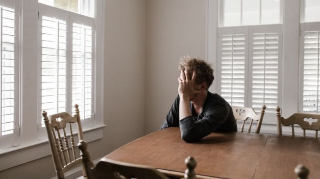 Ilustrasi pria sedih akibat gagal move on (Pexels/Andrew Neel)