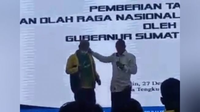Tangkapan Layar Gubernur Sumut Edy Rahmayadi Jewer Pelatih Biliar Gegara Tak Tepuk Tangan. [Ist]