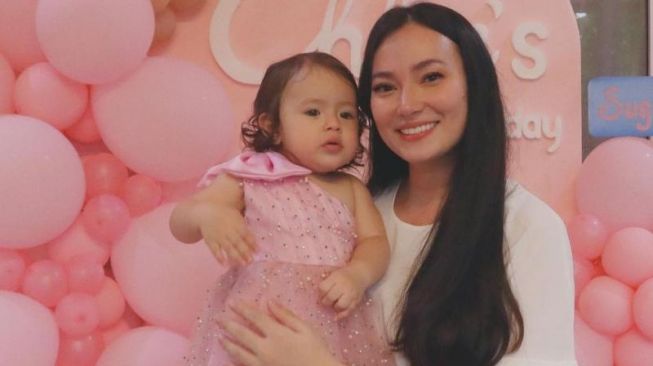 Putri Asmirandah dan Jonas Rivanno, Baby Chloe berulang tahun yang pertama yang jatuh tepat di Hari Natal, 25 Desember 2021. [Instagram]
