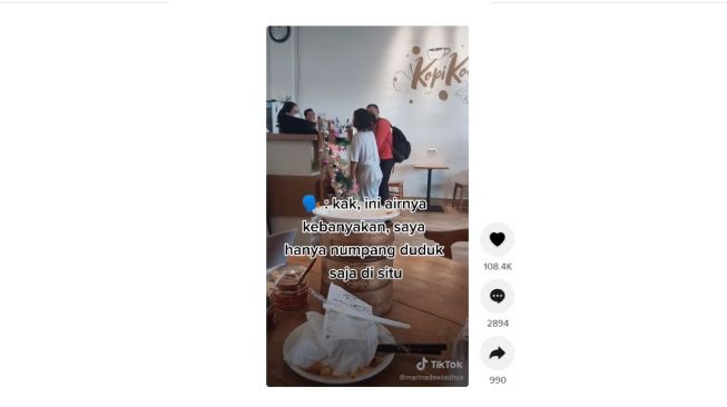 Badut istirahat kecapean diam-diam diberikan air minum. [TikTok]