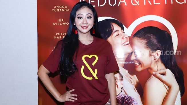 Aktris Asri Pramawati atau Asri Welas saat ditemui usai jumpa pers film Cinta Pertama, Kedua dan Ketiga di Kuningan, Jakarta Selatan, Selasa (28/12/2021). [Suara.com/Alfian Winanto]