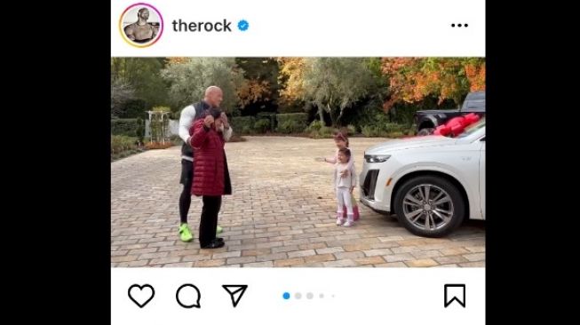 Dwayne Johnson menutup kedua mata ibunya saat memberikan kado [Instagram: The Rock].