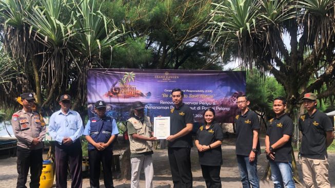 Grand Kangen Hotel Urip Sumoharjo Yogyakarta Kunjungi Konservasi Penyu di Pantai Pelangi